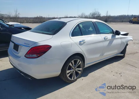2018 Mercedes-Benz C 300 4Matic z USA, uszkodzony, nr VIN 55SWF4KB7JU260427